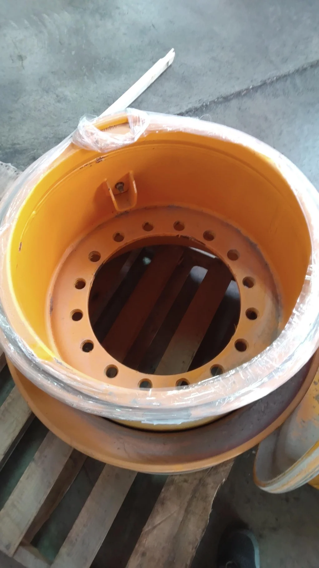 Used 19.5 x 25 16-16.75-14.640 Moveero Industrial Yellow Lock Ring 3pc Wheel image 3