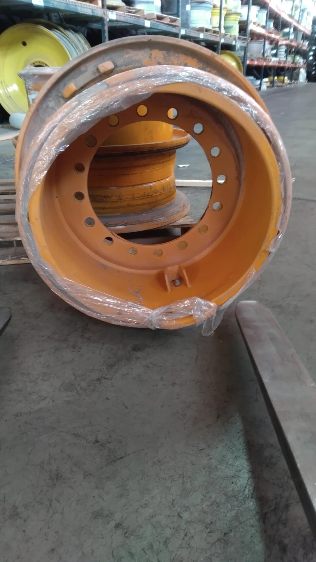 Used 19.5 x 25 16-16.75-14.640 Moveero Industrial Yellow Lock Ring 3pc Wheel image 5