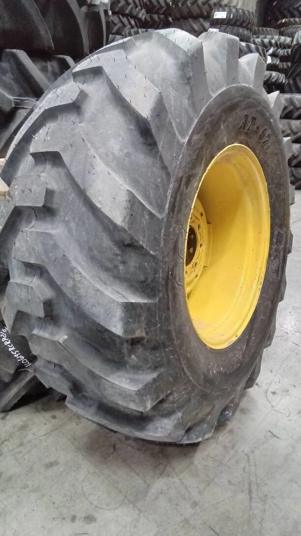 Take-Off 19.5L-24/12 BKT AT621 TL R-4 95-100% On 15 x 24 8-8-6 4/2 Clamp JD Yellow Wheel w/ Disc image 2