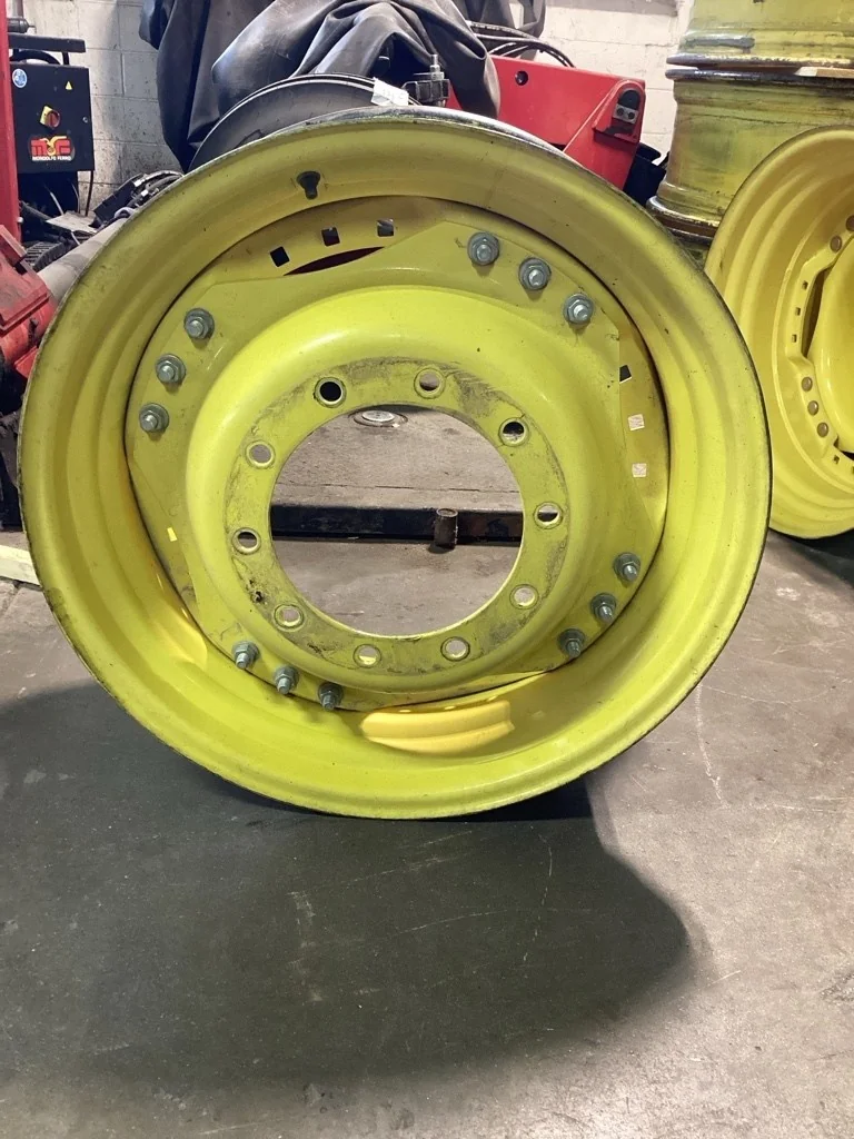 Used 13 x 30 (10-13.19-11.07) JD Waffle 3 Bolt With Disc ( Paint is in fair condition)