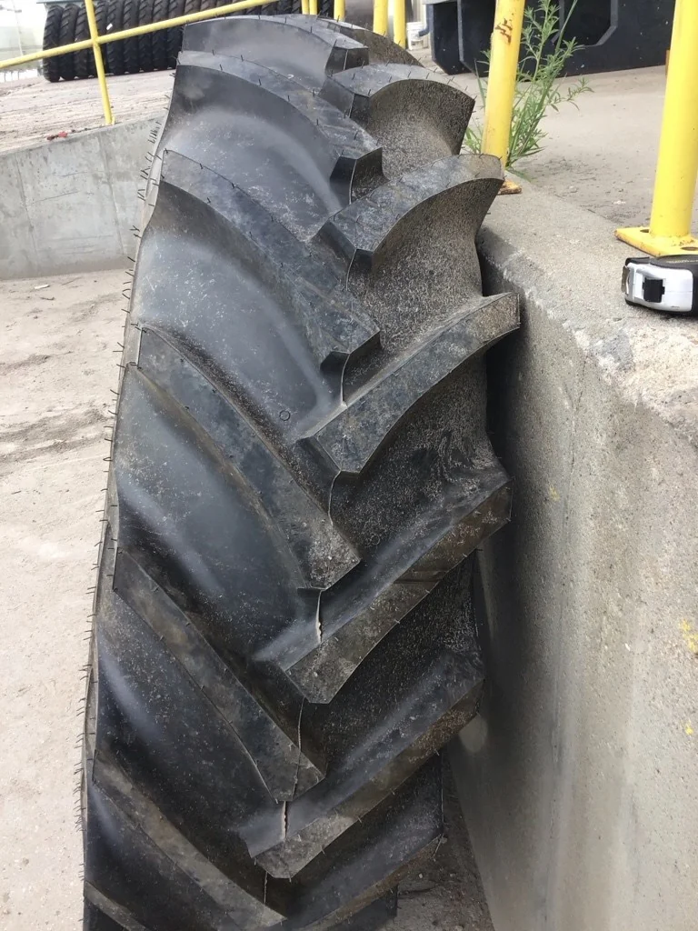Take-Off 16.9-30 139A8 BKT TR-136 TT R-1W 95-100% On 15 x 30 (8-8-6) 4/2 Clamp/Disc image 3
