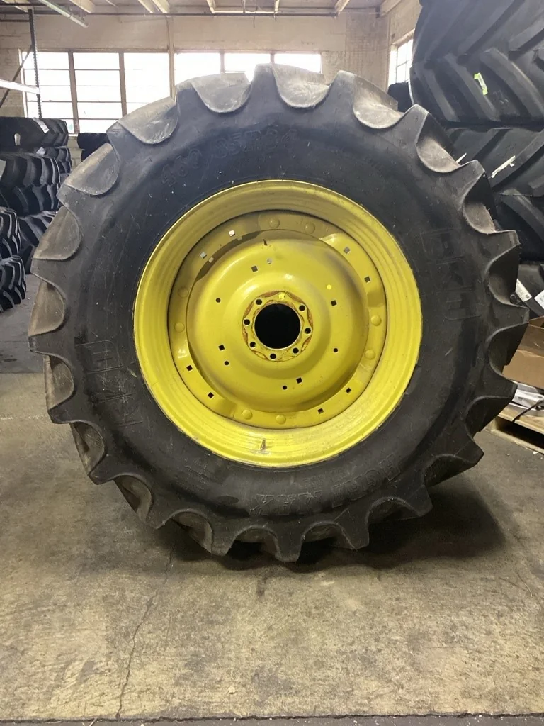 Take-Off 460/85R34 147A8 BKT Agrimax RT855 TL R-1W 95-100% On 15 x 34 (8-8-6) Waffle 2 Bolt/Disc