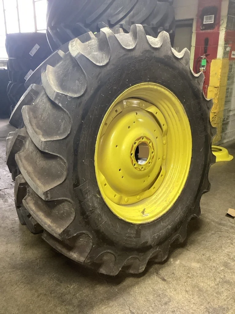 Take-Off 460/85R34 147A8 BKT Agrimax RT855 TL R-1W 95-100% On 15 x 34 (8-8-6) Waffle 2 Bolt/Disc image 2