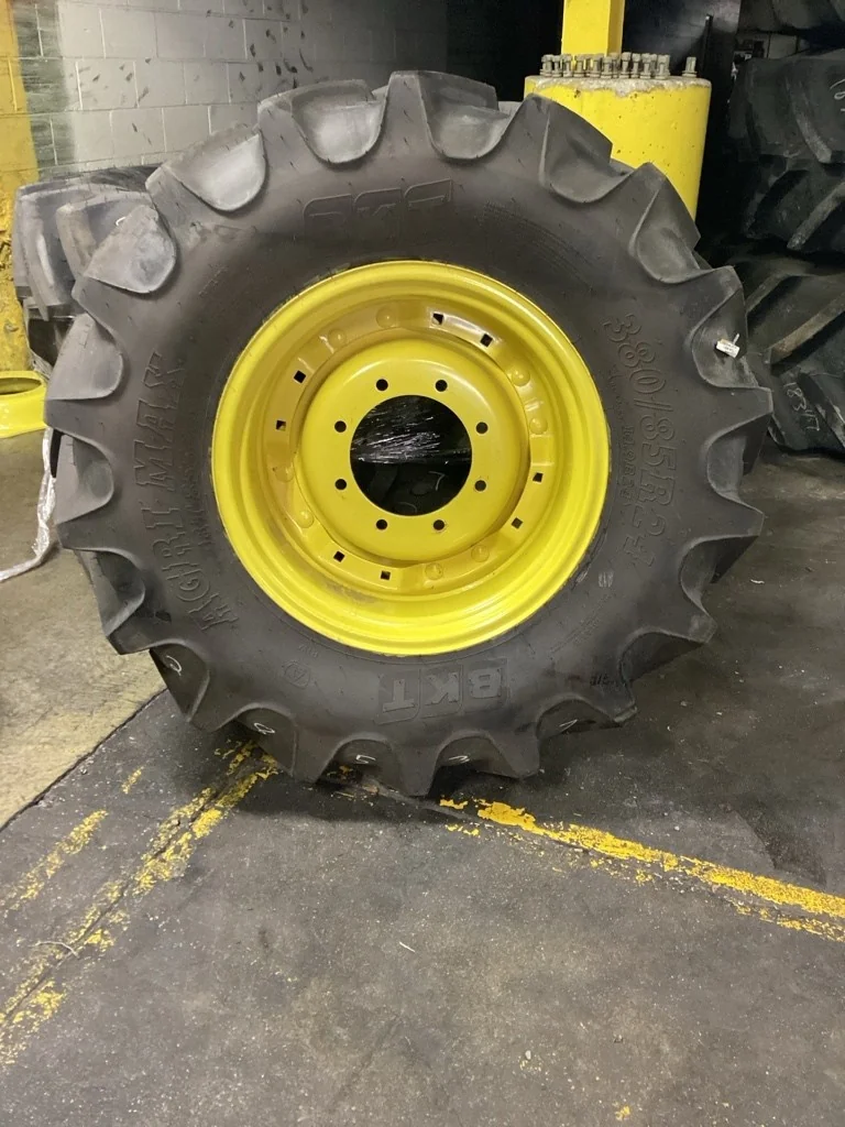 Take-Off 380/85R24 131A8 BKT Agrimax RT855 TL R-1W 95-100% On 12 x 24 (8-10.82-8.78) Waffle 2 Bolt