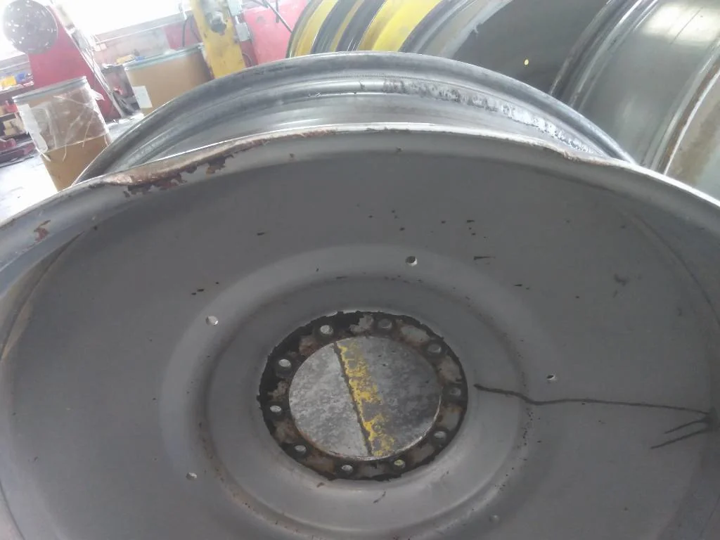 Used 16 x 46 (10-13.18-11.09-8.63IN) case Silver 10 Bolt Dual ( Paint in Poor Condition) image 4