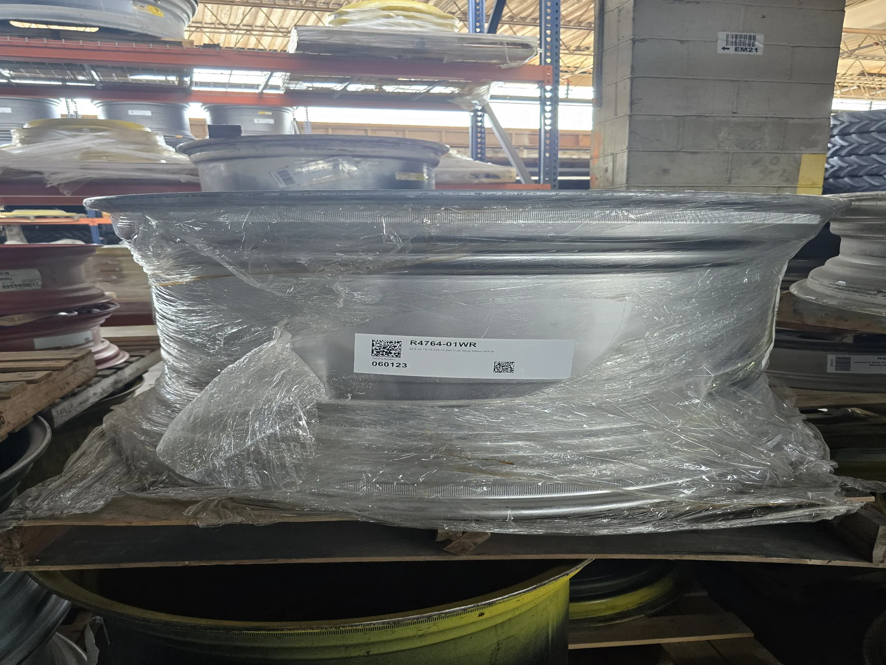 23 X 42 18-15.748-13.268 Dual Silver Wheel Refurb