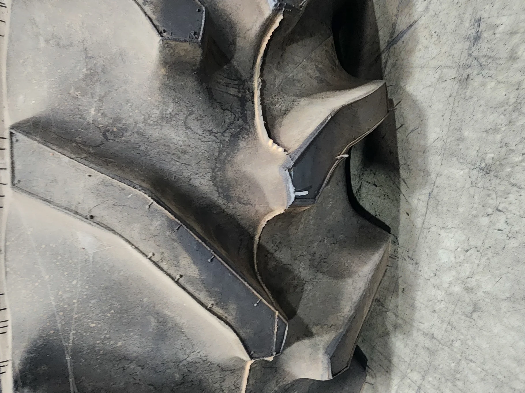 Take-Off 320/85R34 133B Goodyear Dyna Torque Radial TL R-1 95-100% on 10 X 34 10-13.19-11.07 3 Bolt image 3