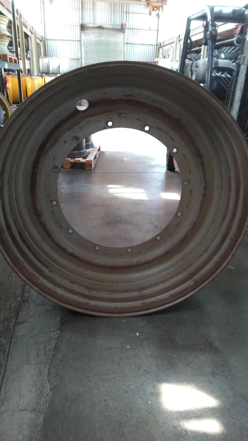 Used 15 X 50 12-30.375-28.440 Rim & Rail Silver Wheel image 2
