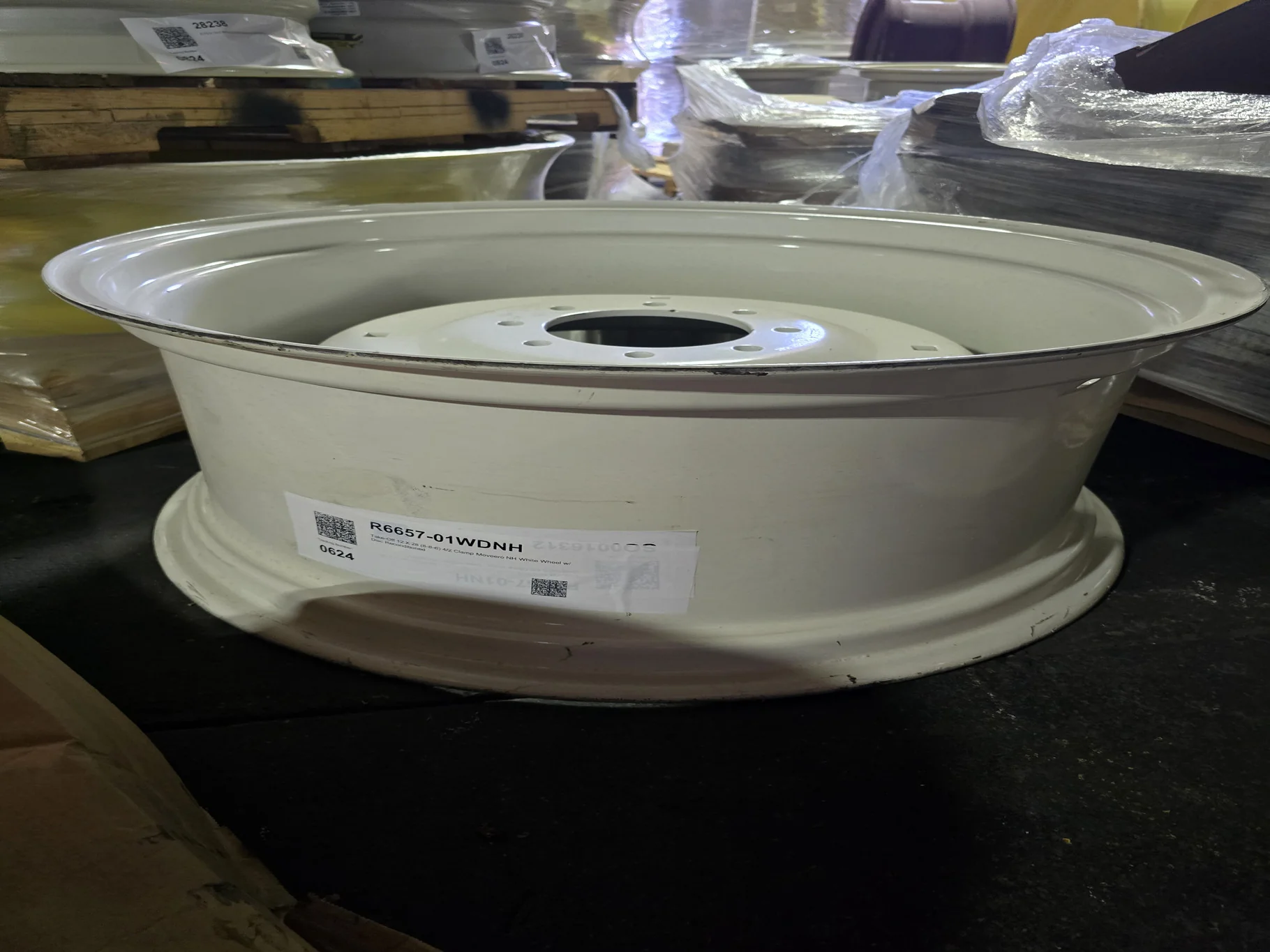 Take-Off 12 X 28 (8-8-6) 4/2 Clamp Moveero NH White Wheel w/ Disc Reconditioned image 2