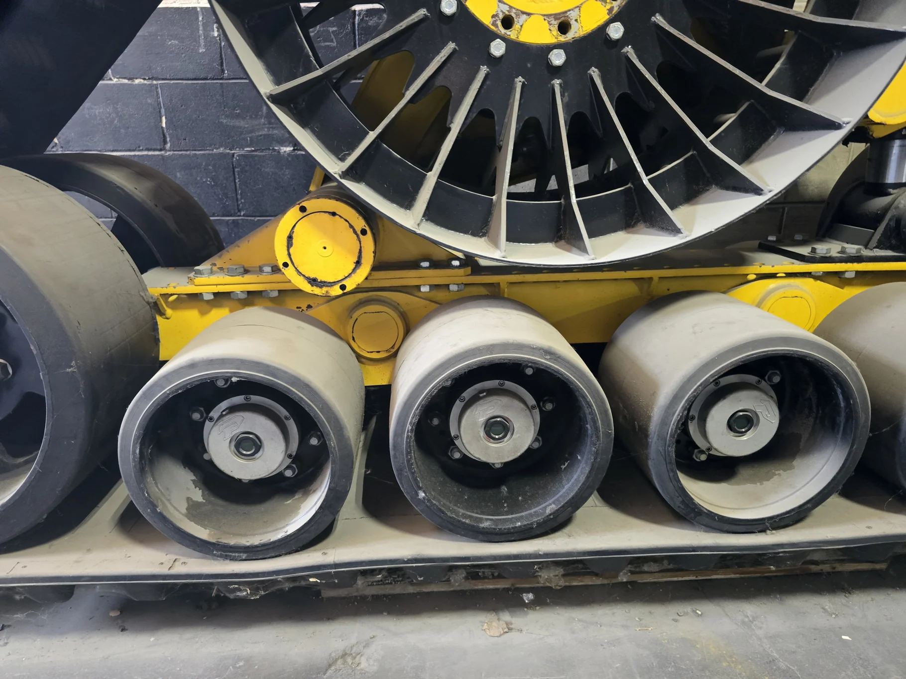 USED 34" POLUZZI ULTRON TERRA DRIVE COMBINE UNDERCARRIAGE SYSTEM LEFT image 5