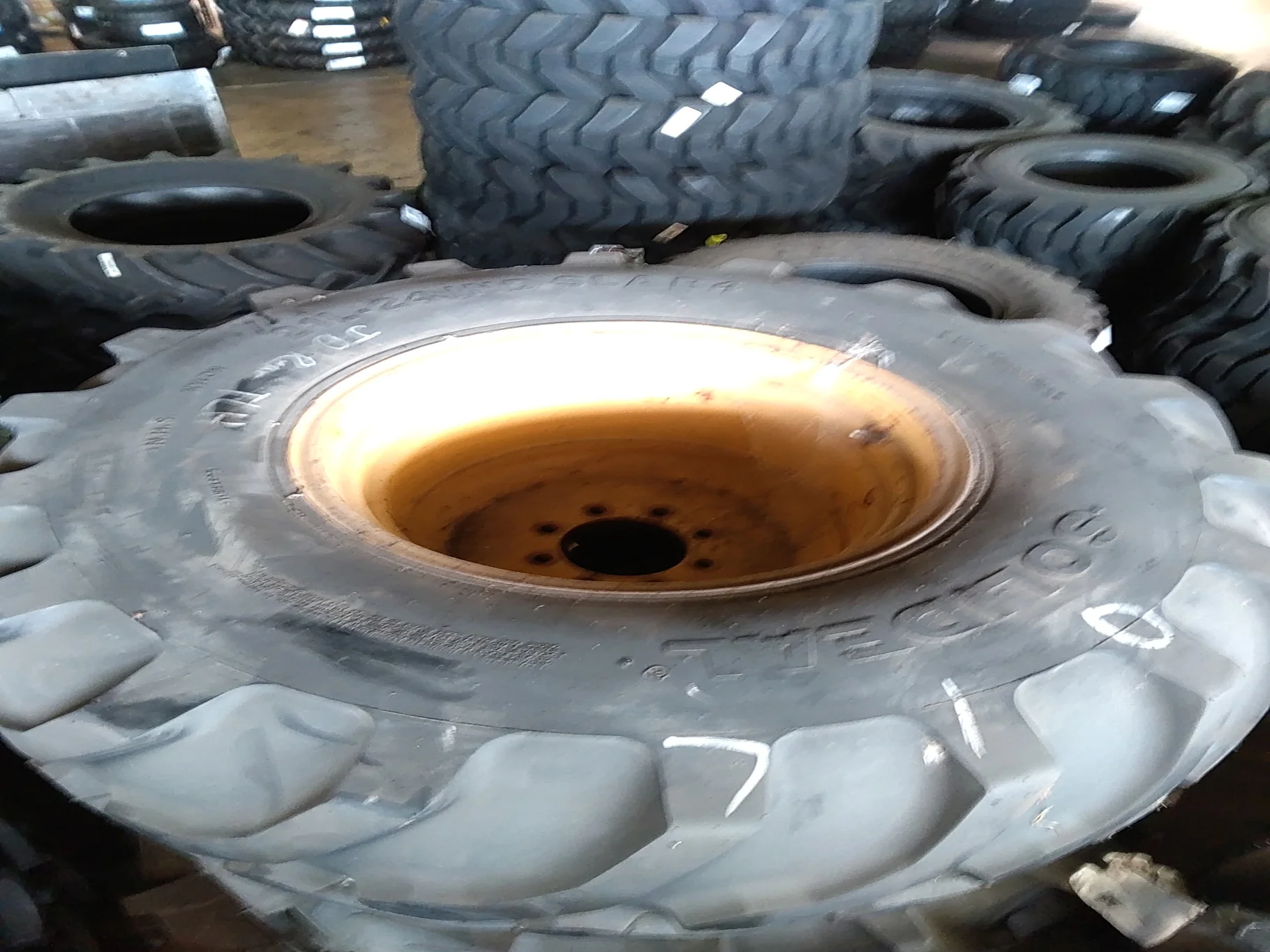 Take-Off 21L-24/12 Camso SLA R4 TL R-4 95-100% on 18 X 24 GKN 8-8-6 Backhoe Yellow Wheel (Assembly) image 2