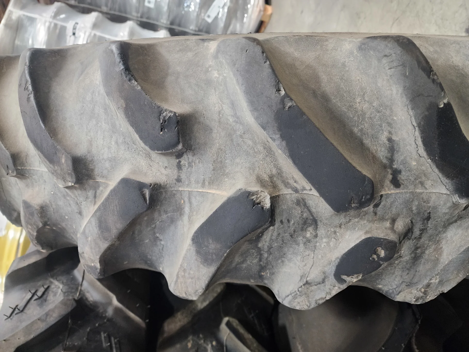 Used 320/85R34 133B Goodyear Dyne Torque Radial TL R-1 40-45% on 10 X 34 GKN 10-13.19-11.07 4/2 Rail image 3