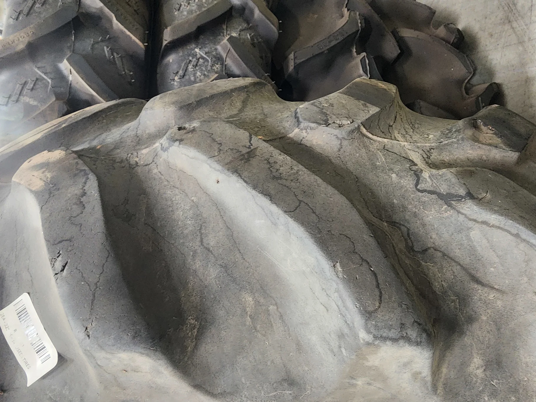 Used 320/85R34 133B Goodyear Dyne Torque Radial TL R-1 40-45% on 10 X 34 GKN 10-13.19-11.07 4/2 Rail image 4