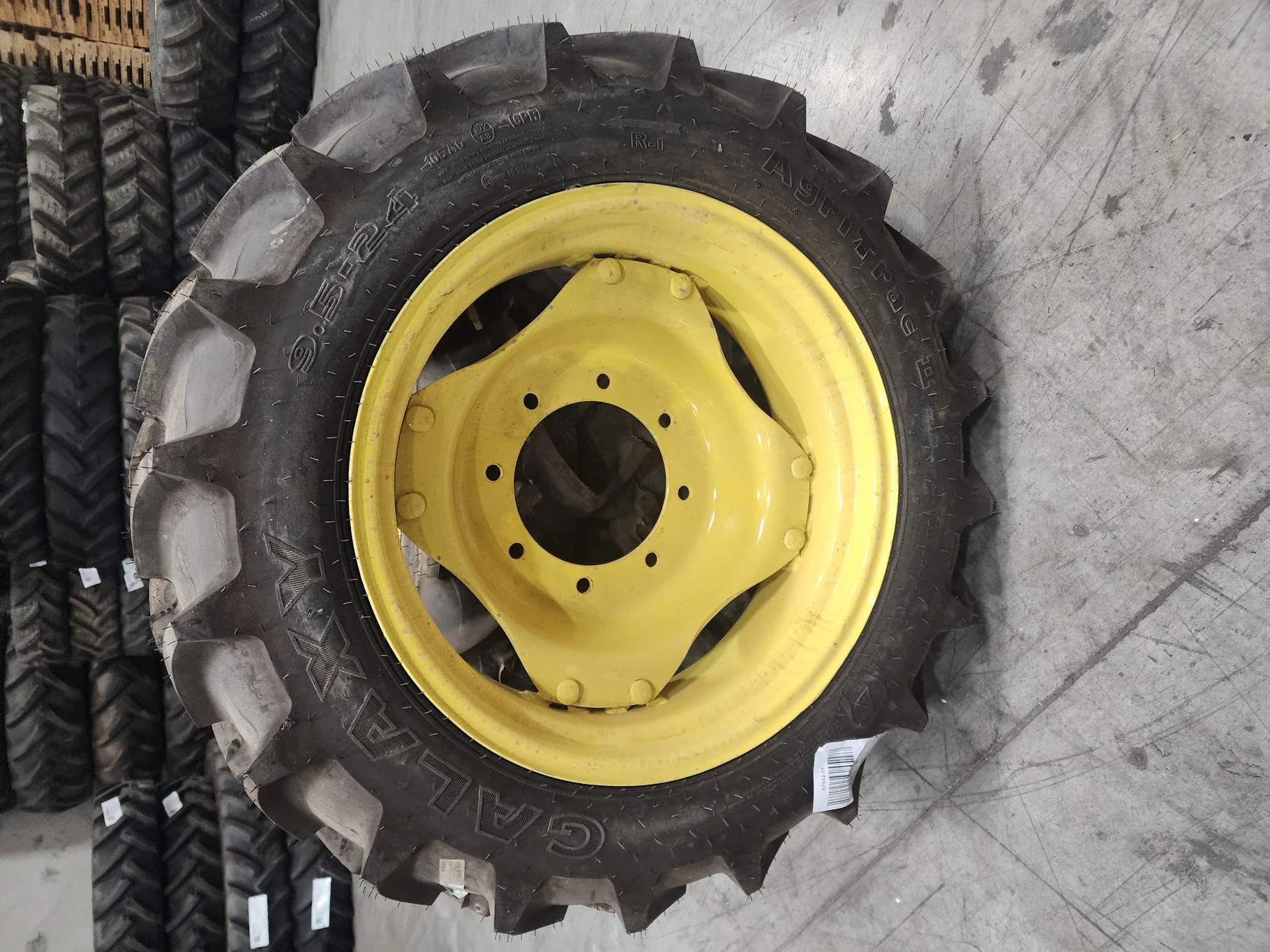 Take-Off 9.5-24/6 Galaxy Agritrac II TL R-1 95-100% on 8 X 24 GKN 8-10.82-8.78 4/2 Clamp Yellow Whee