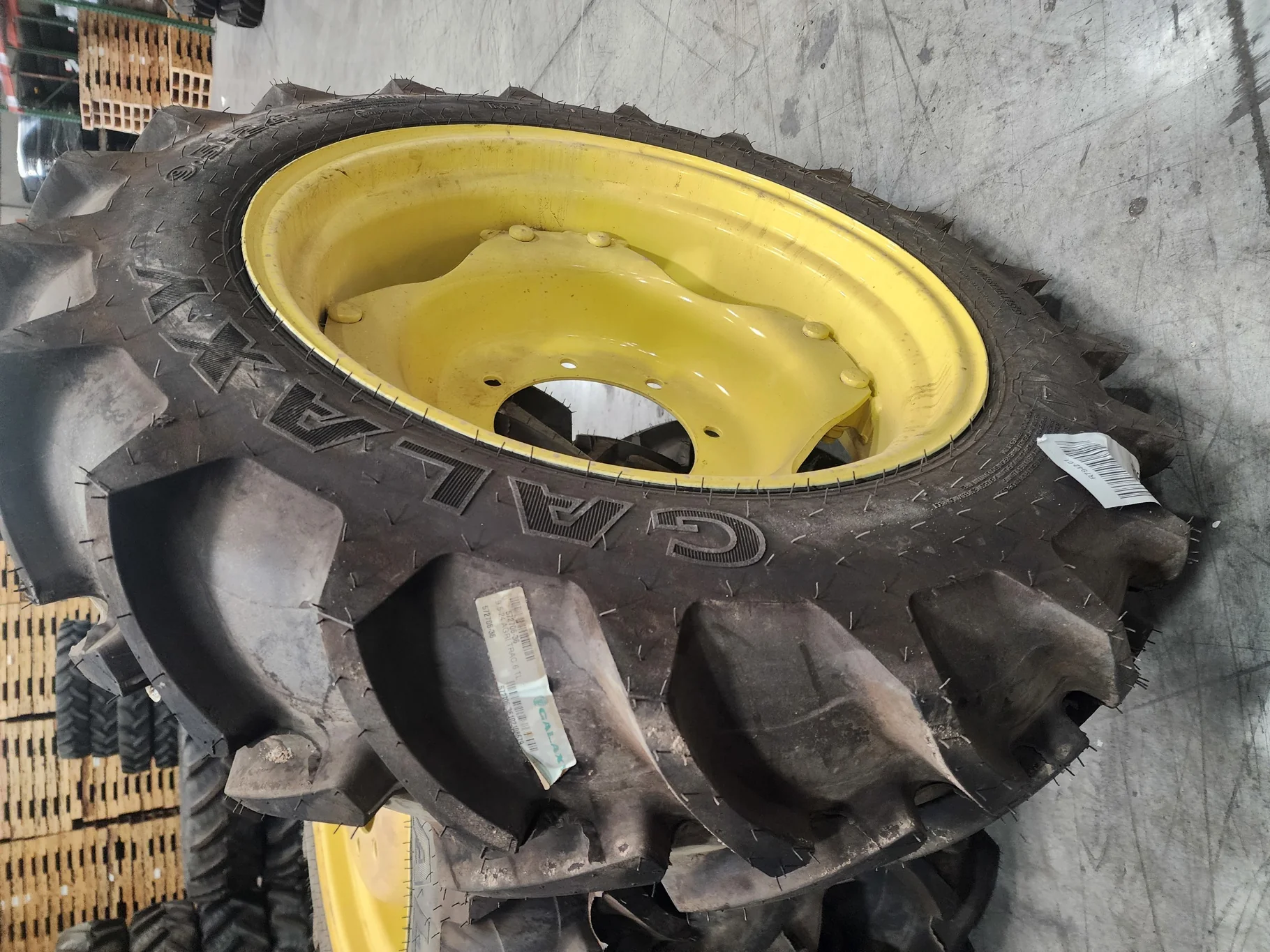 Take-Off 9.5-24/6 Galaxy Agritrac II TL R-1 95-100% on 8 X 24 GKN 8-10.82-8.78 4/2 Clamp Yellow Whee image 2