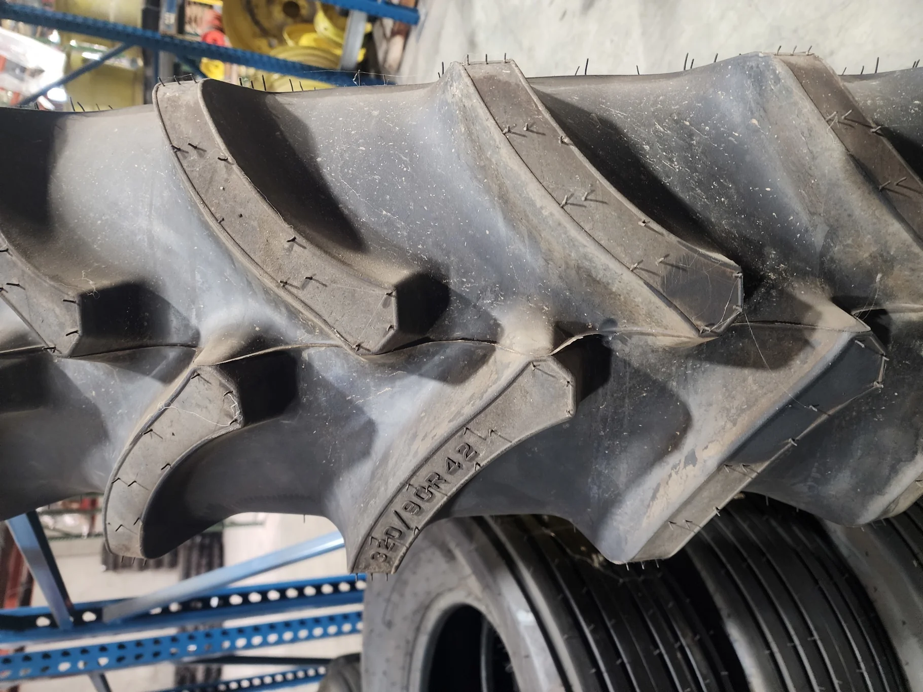 Take-Off 320/90R42 139B Firestone Radial 9000 TL R-1W 95-100% on 10 X 42 GKN 8-10.82-8.78 4/2 Rail Y image 3