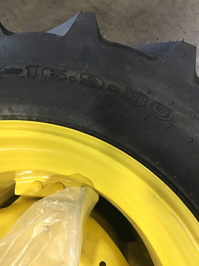 Take-Off 16.9-30 130A6 Galaxy Agritrac II Tl R-1 95-100% on 15 X 30 GKN 8-8-6 4/2 Clamp Yellow Wheel