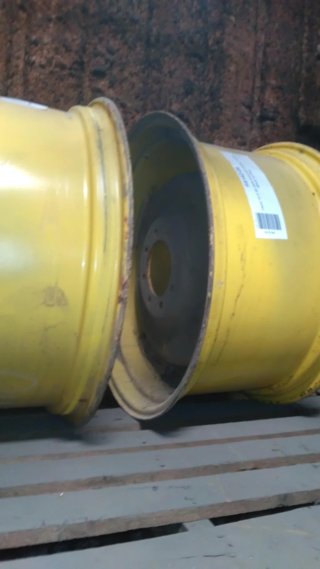 Used 15 X 28 GKN 8-8-6 4/2 Clamp Yellow Wheel w/ Disc