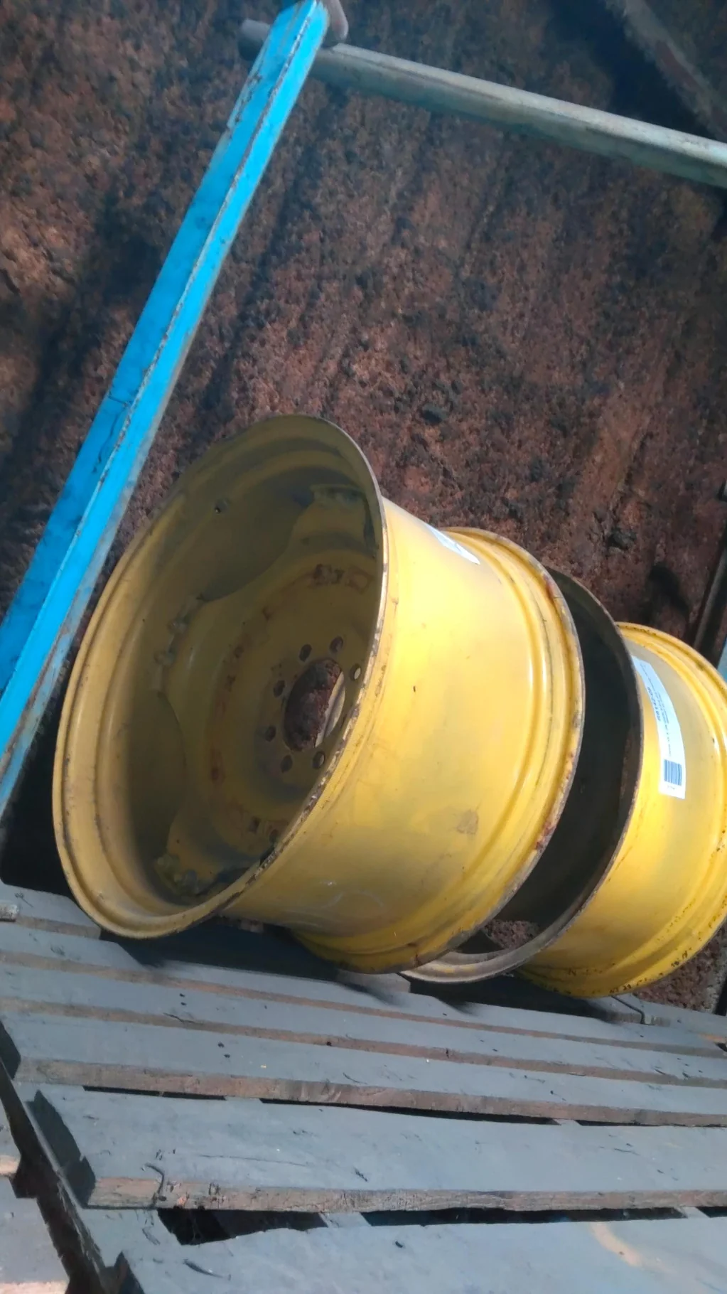 Used 15 X 28 GKN 8-8-6 4/2 Clamp Yellow Wheel w/ Disc image 2