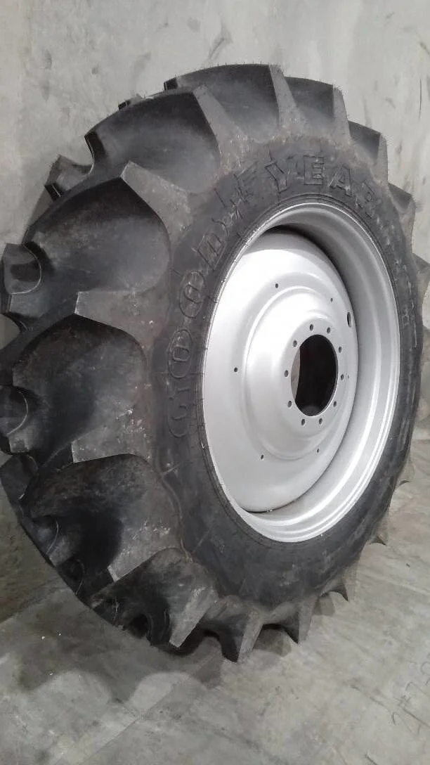 Take-Off 520/85R42 162A8/B GOODYEAR SPECIAL SURE GRIP TL R-2 95-100% on 18 X 42 10-13.19-11.07 Dual