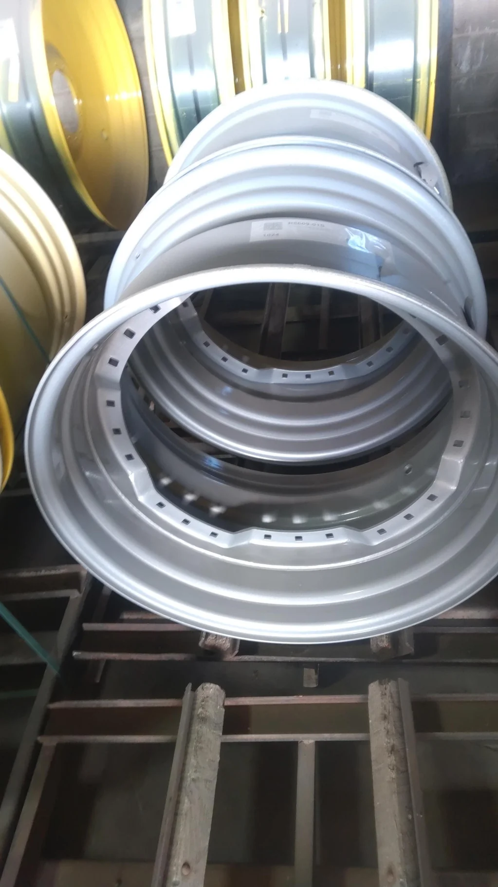 20 X 34 WAFFLE RIM 24-29.250 CASE SILVER