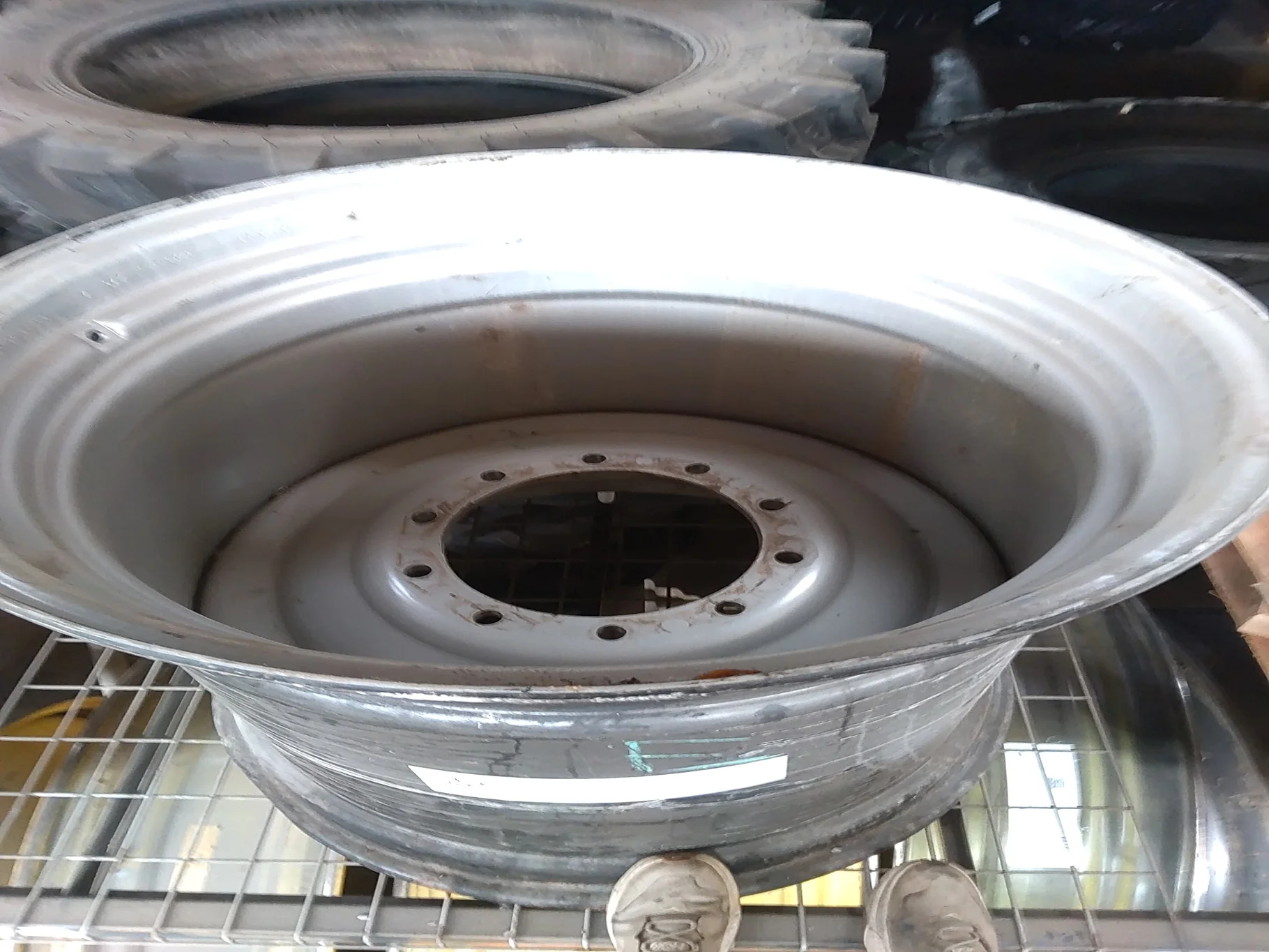 USED 30 X 32 10-13.19-11.07 - 2.76IN WHEEL SILVER 051978000407