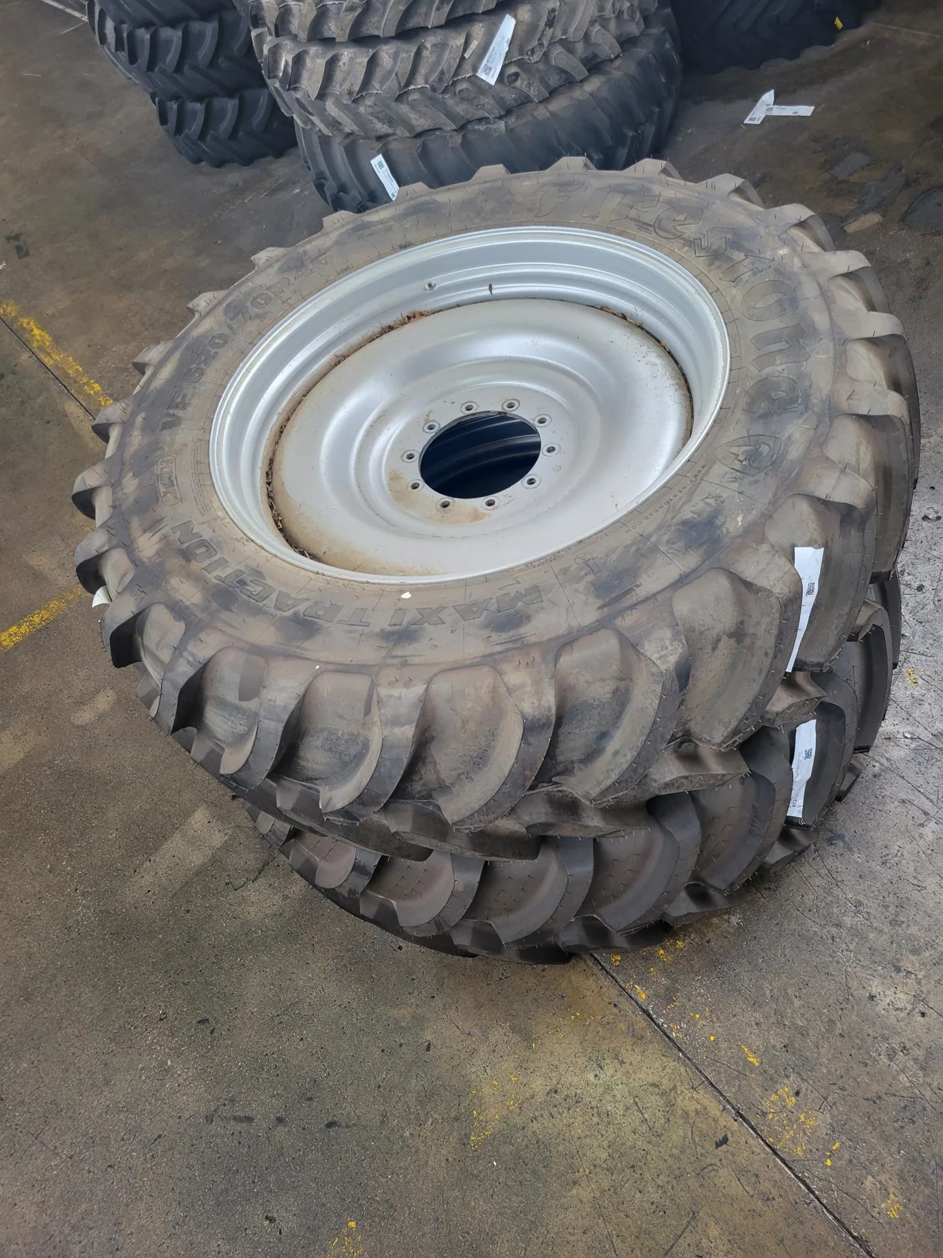 Take-Off VF620/70R46 179D Firestone Maxi Traction TL R-1W on 20 X 46 10-14.57-12.48-.67 Silver Wheel image 2