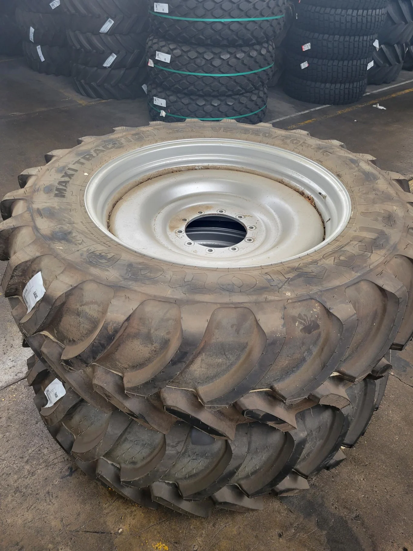 Take-Off VF620/70R46 179D Firestone Maxi Traction TL R-1W on 20 X 46 10-14.57-12.48-.67 Silver Wheel image 4