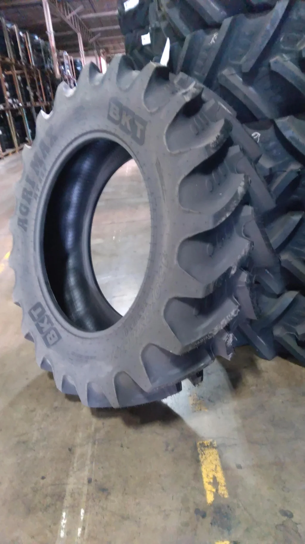 420/85R34 147A8 BKT AGRIMAX RT855 TL R-1W image 4