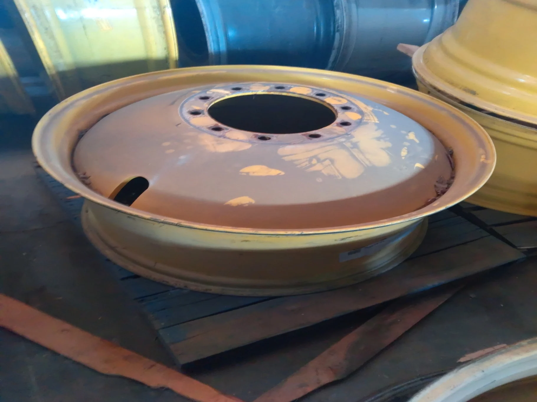 USED 18 X 38 10-13.189-11.07-12.4 (OUTSIDE) DOLLY DUAL YELLOW WHEEL