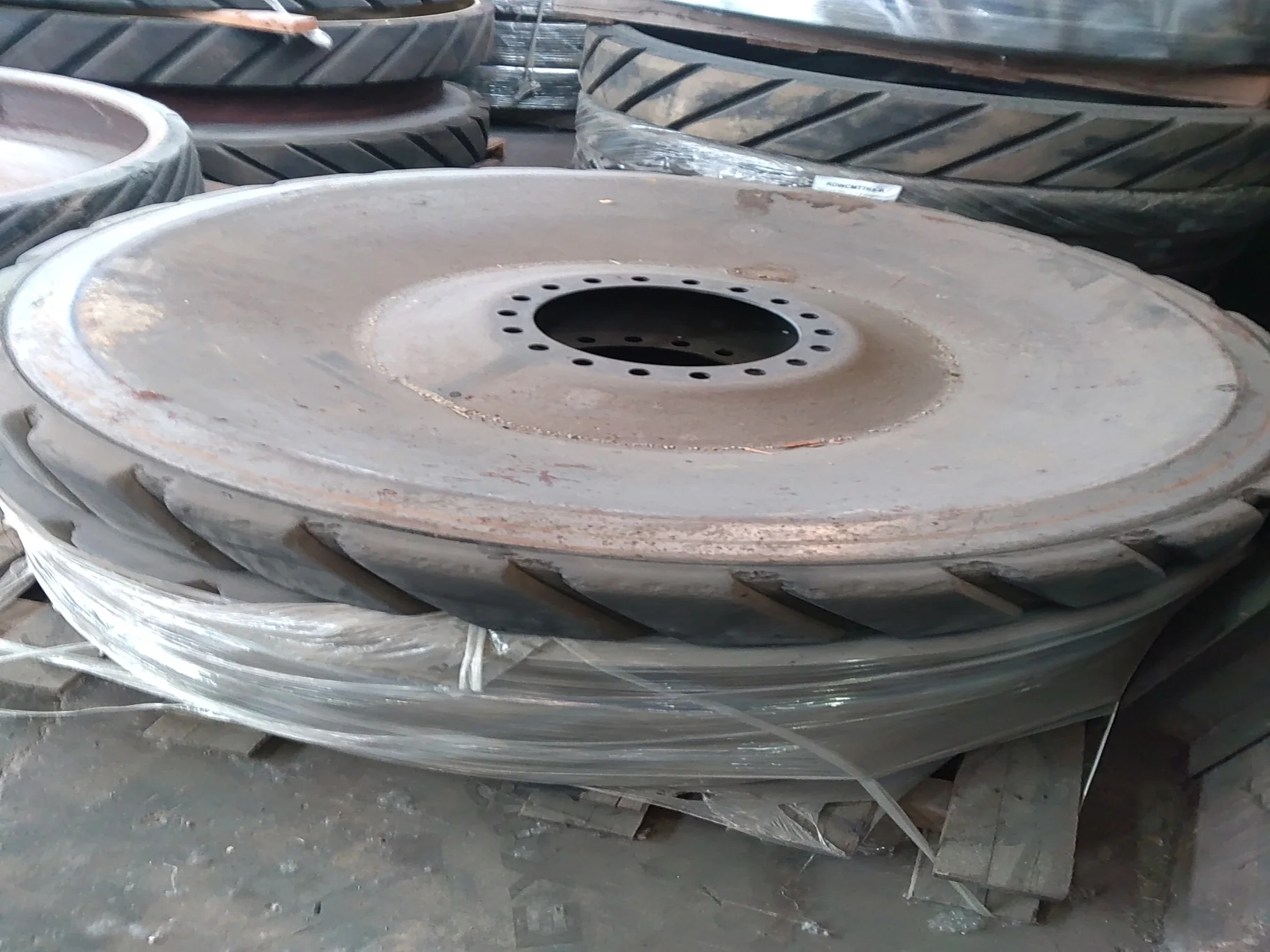 TAKE-OFF REBUILT DRIVE WHEEL CAT MT700 5" RUBBER LEFT image 4