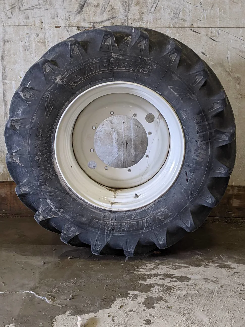 USED 95% VF600/60R30 Michelin Xeobib R-1W (162D) TL on a 20 X 30 New Holland Solid Wheel