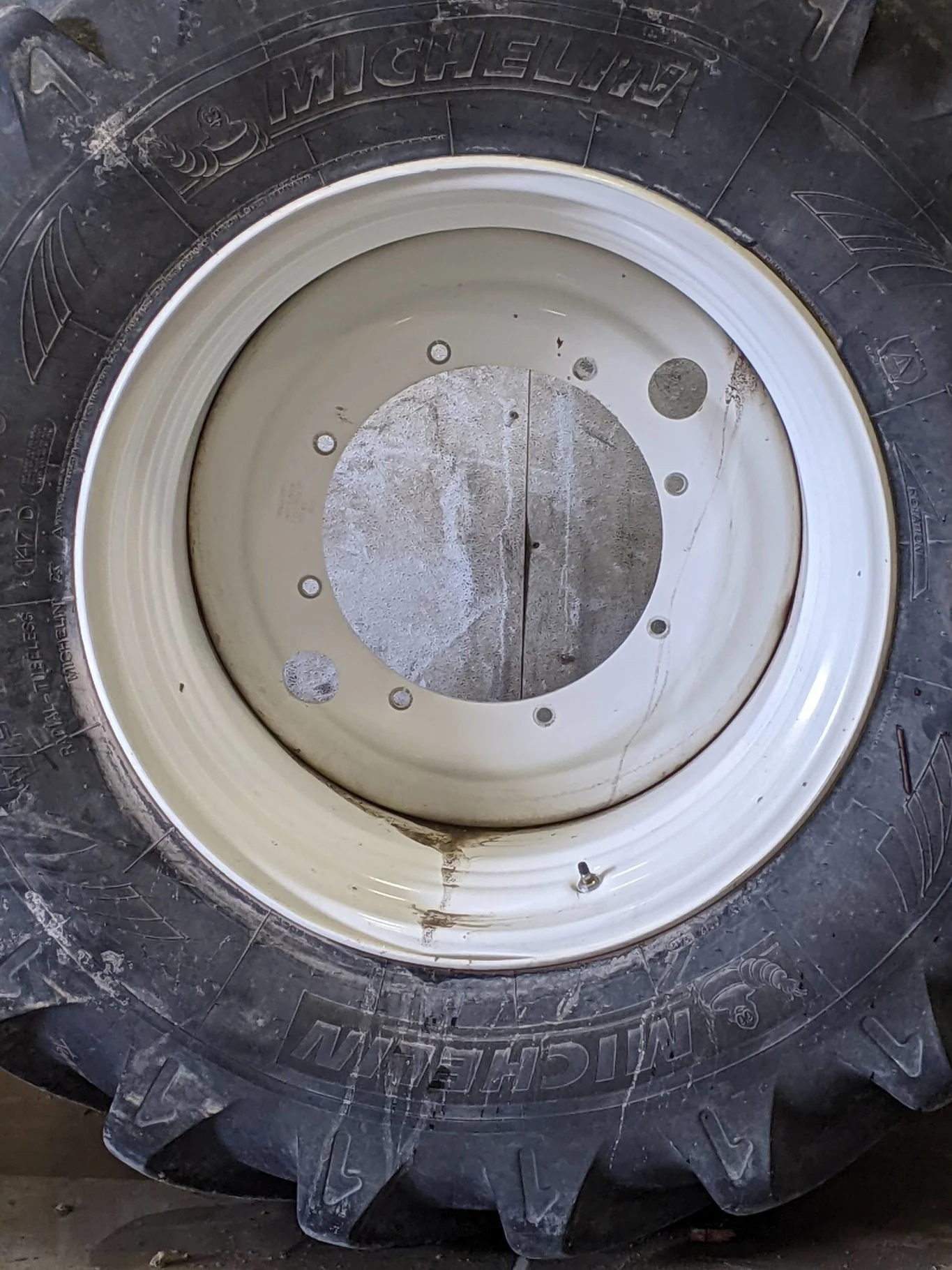 USED 95% VF600/60R30 Michelin Xeobib R-1W (162D) TL on a 20 X 30 New Holland Solid Wheel image 2
