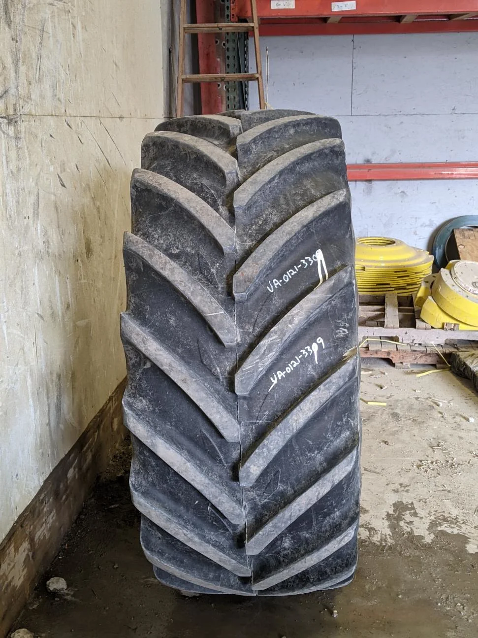 USED 95% VF600/60R30 Michelin Xeobib R-1W (162D) TL on a 20 X 30 New Holland Solid Wheel image 3