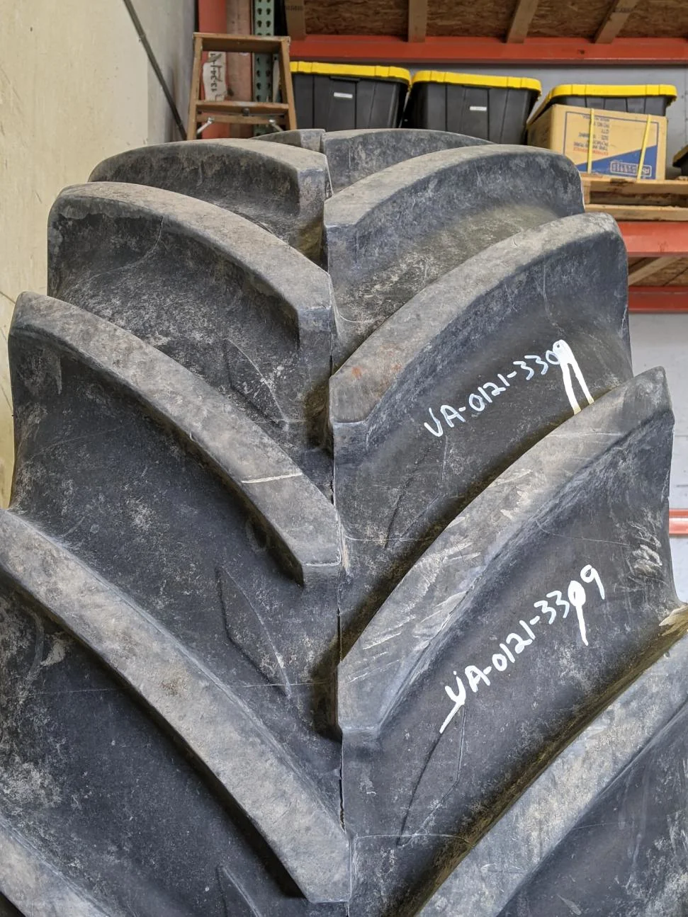 USED 95% VF600/60R30 Michelin Xeobib R-1W (162D) TL on a 20 X 30 New Holland Solid Wheel image 4