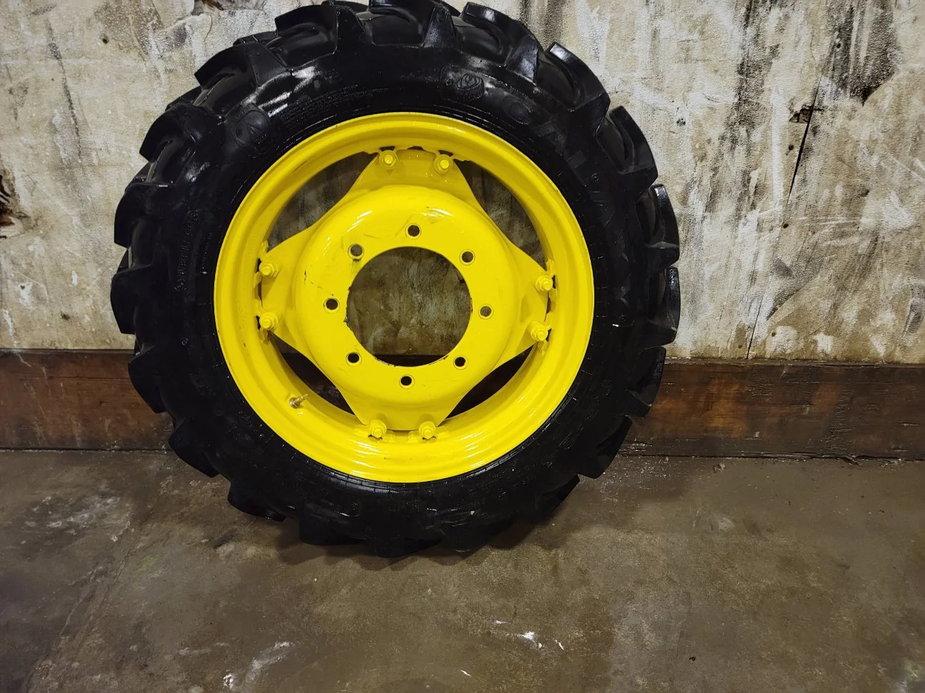 Used 98% 9.5-24 Galaxy Agri Trac II R-1 (105A6) TL on a 8 x 24 JD Yellow Large 8 Bolt (.846) G