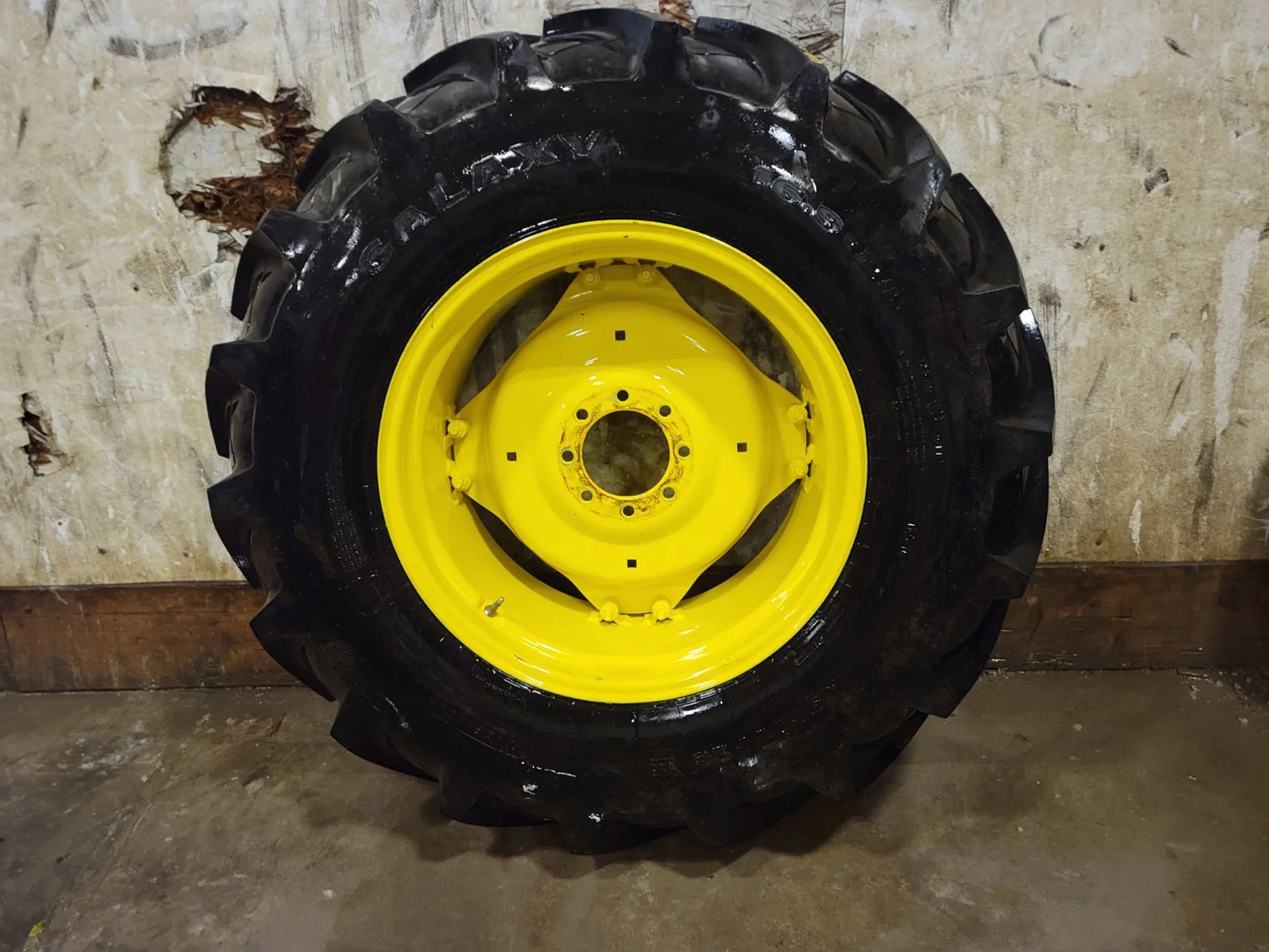 Take-Off 16.9-28 129A6 Galaxy AgriTrac II TL R-1 95-100% on 15 X 28 8-8-6 GKN JD Yellow Wheel