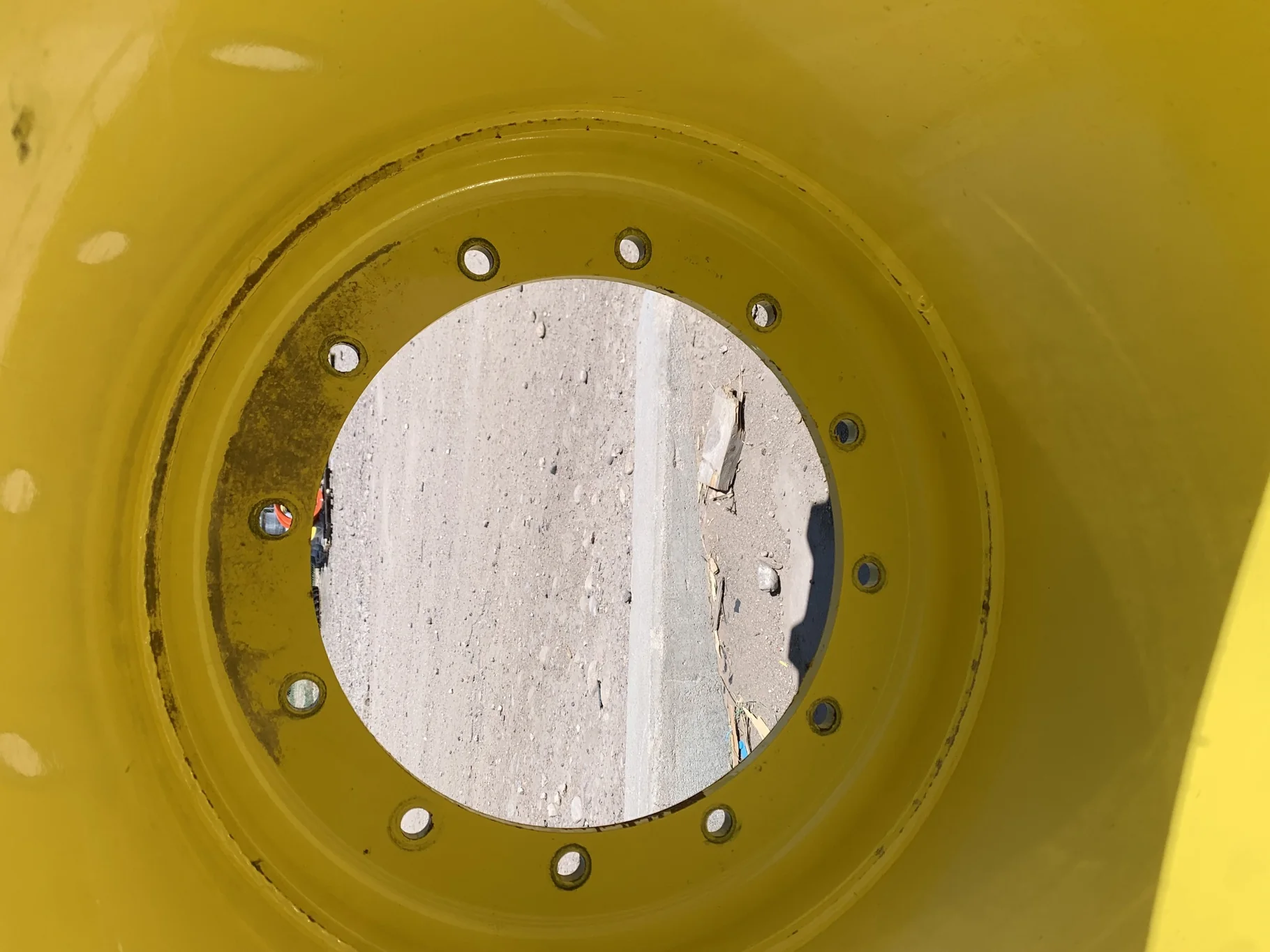 Used 85% LSW 1000/40R32 Goodyear Optitrac (167D) mounted on 27 x 32 JD Yellow 12 Bolt Single P image 3