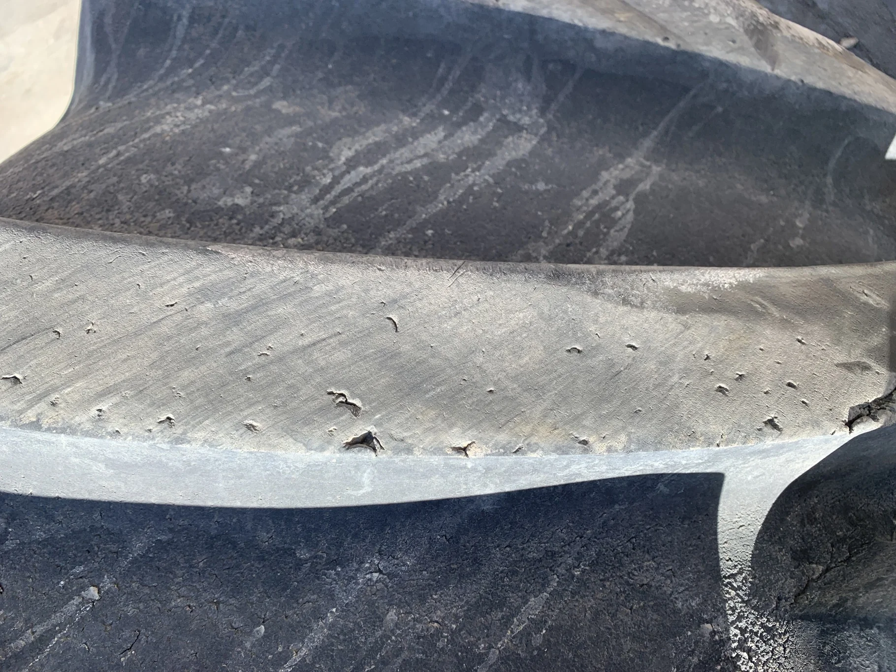 Used 85% LSW 1000/40R32 Goodyear Optitrac (167D) mounted on 27 x 32 JD Yellow 12 Bolt Single P image 7