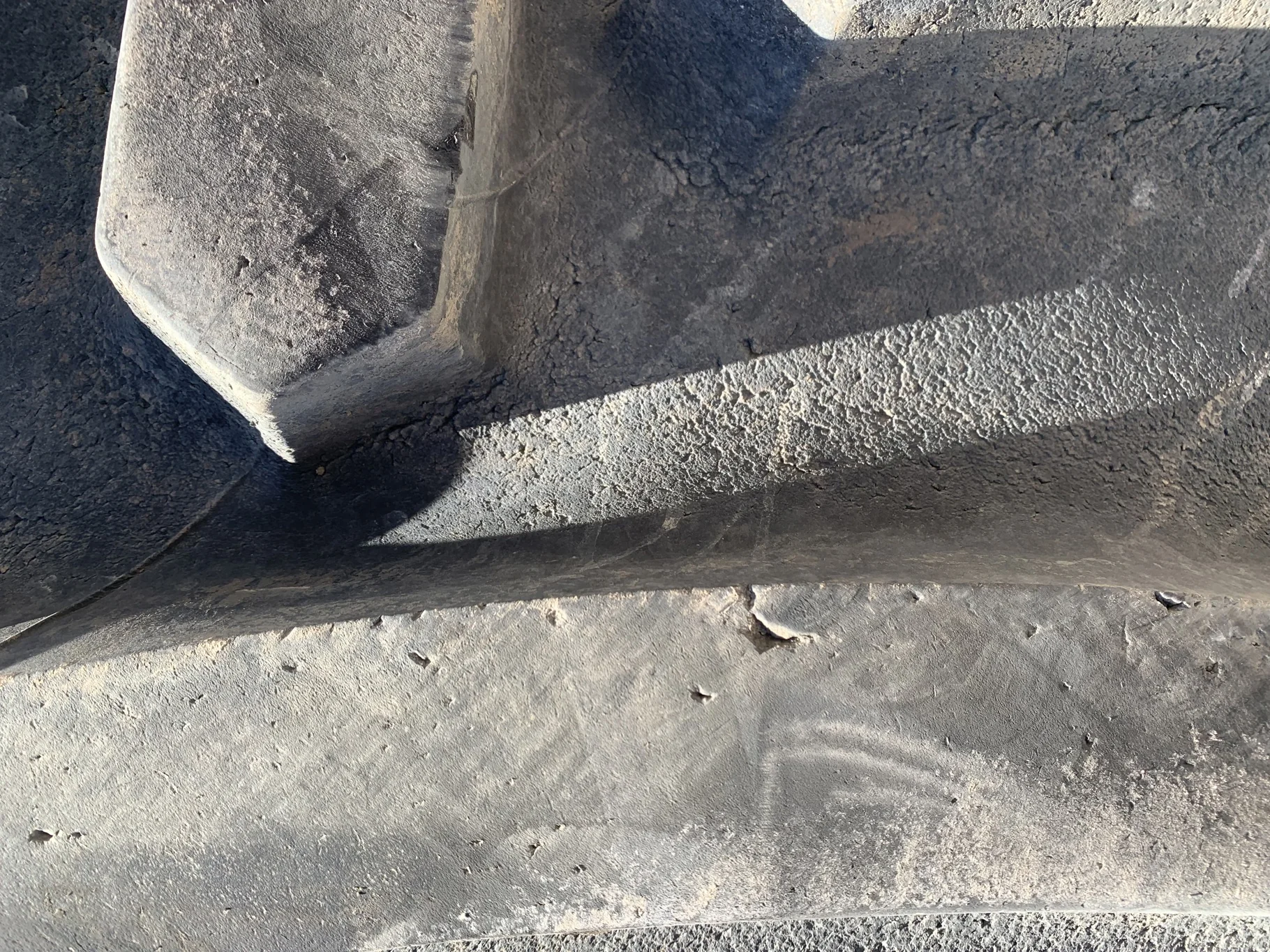 Used 85% LSW 1000/40R32 Goodyear Optitrac (167D) mounted on 27 x 32 JD Yellow 12 Bolt Single P image 9