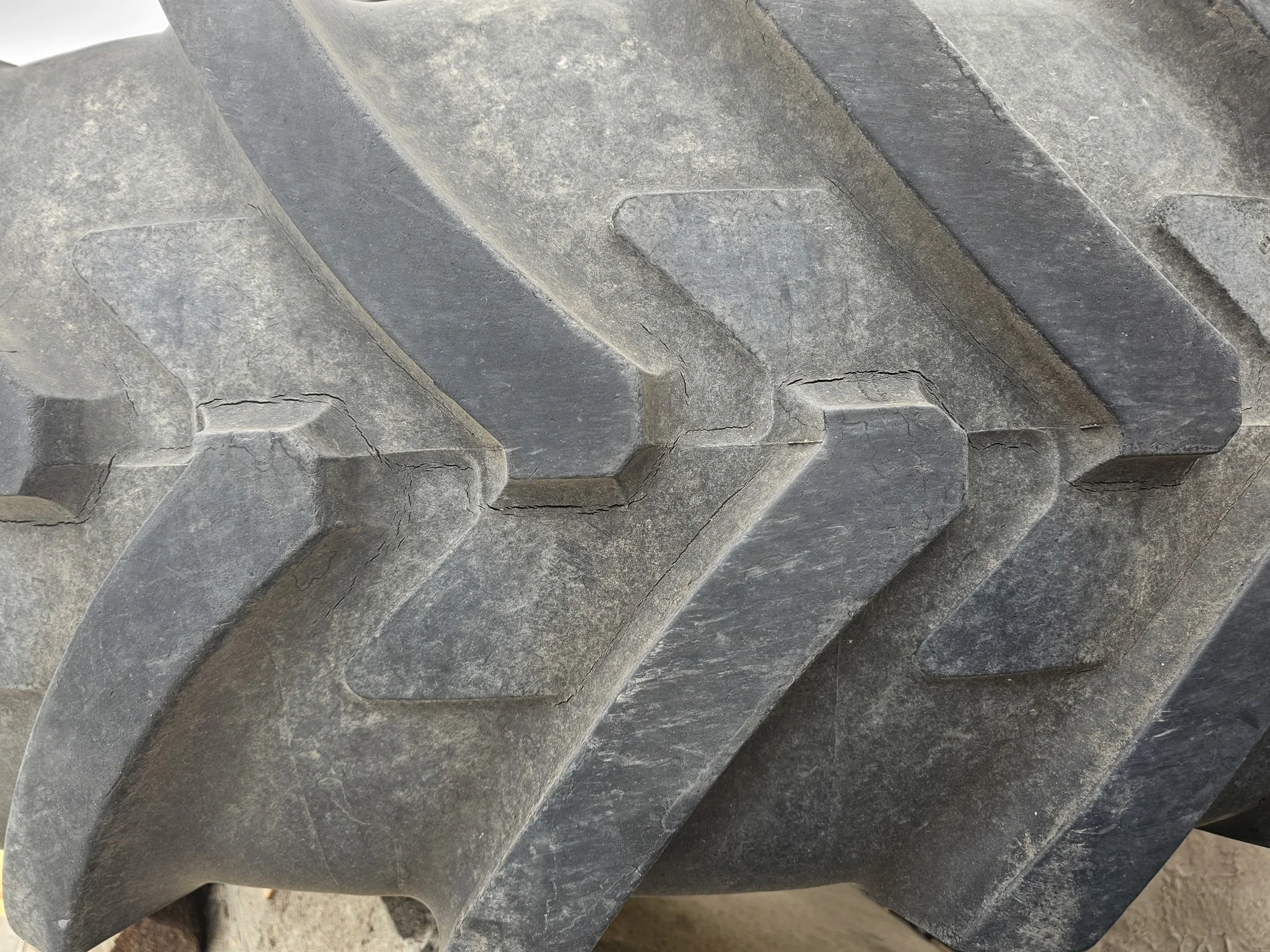 Used 55% 480/80R50 (18.4R50) Michelin AgriBib  R-1W (159A8/159B) TL on a 15 x 50 JD Yellow 10 image 9