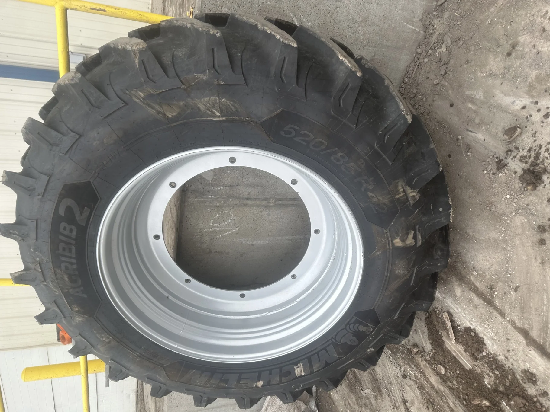 USED 95% 520/85R42 (20.8R42) Michelin AgriBib 2 R-1W (162A8/162B) TL on a 18 X 42 Case Silver 16 Bo