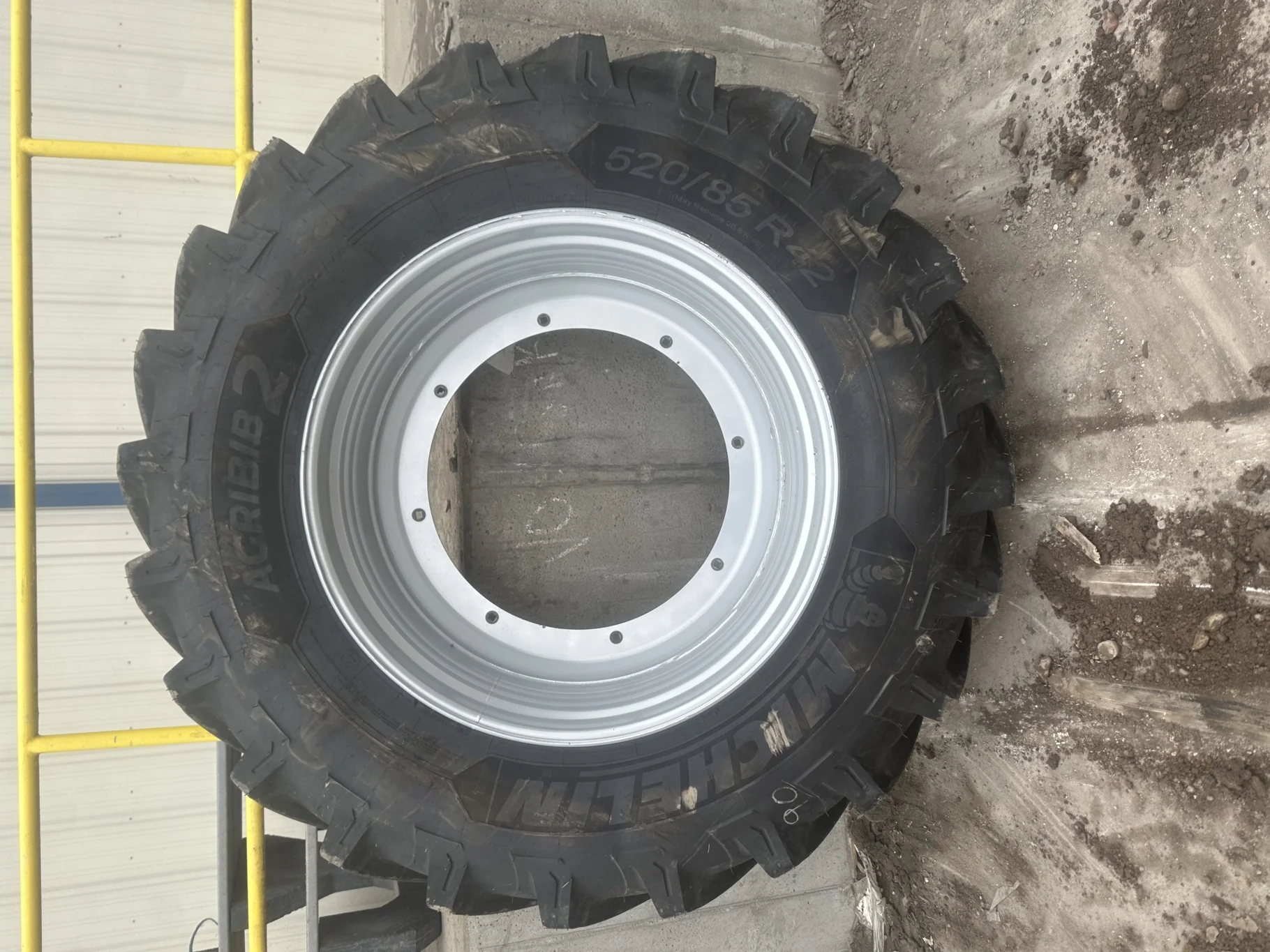 USED 95% 520/85R42 (20.8R42) Michelin AgriBib 2 R-1W (162A8/162B) TL on a 18 X 42 Case Silver 16 Bo image 2