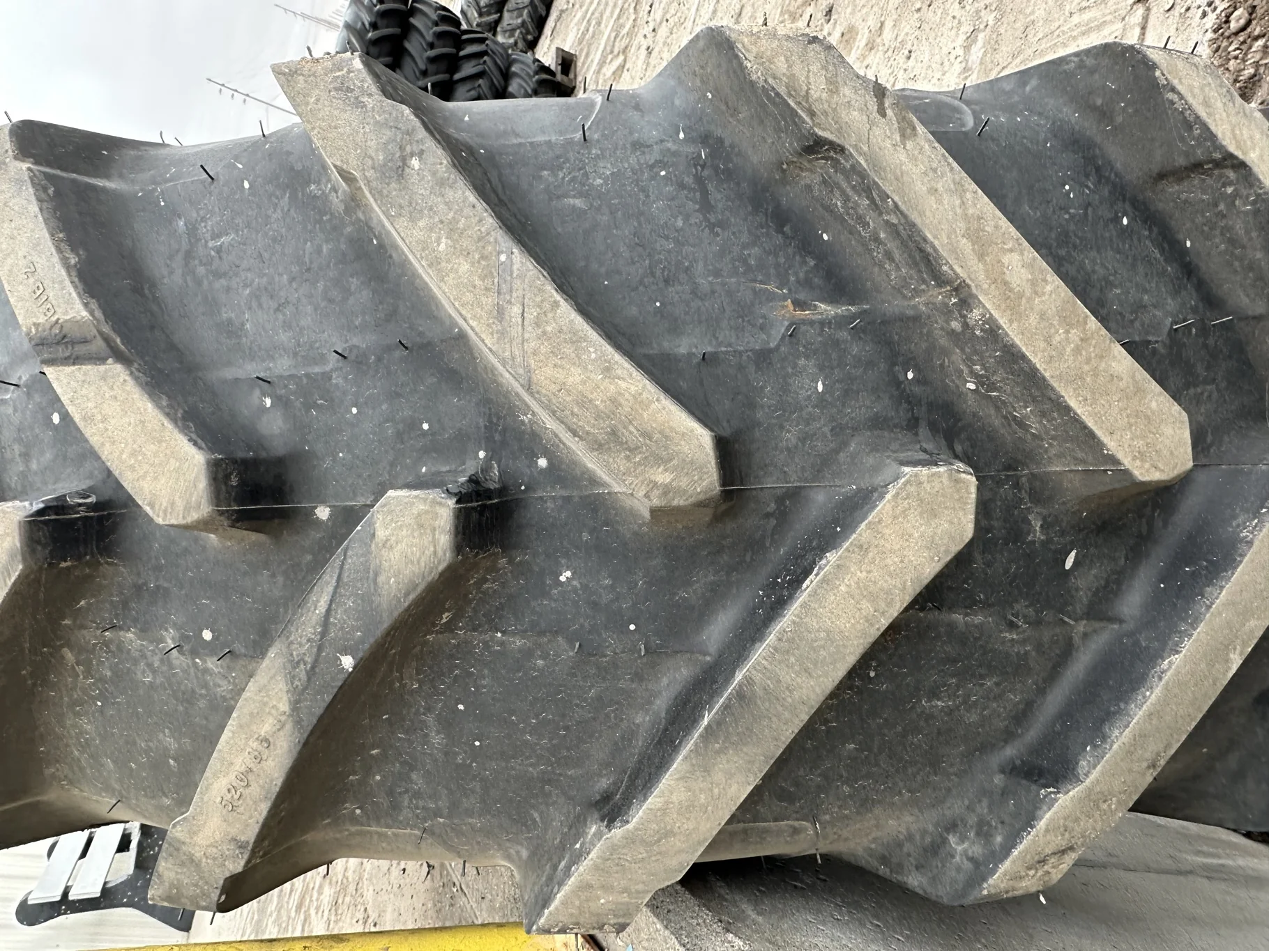 USED 95% 520/85R42 (20.8R42) Michelin AgriBib 2 R-1W (162A8/162B) TL on a 18 X 42 Case Silver 16 Bo image 4