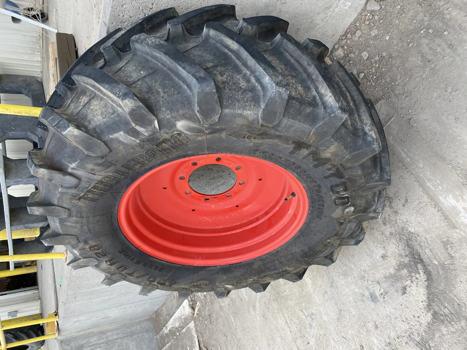 USED 98% 580/70R38 Trelleborg TM700 Progressive Traction R-1W (155D) TL on a 18 X 38 Fendt Red 8 Bo