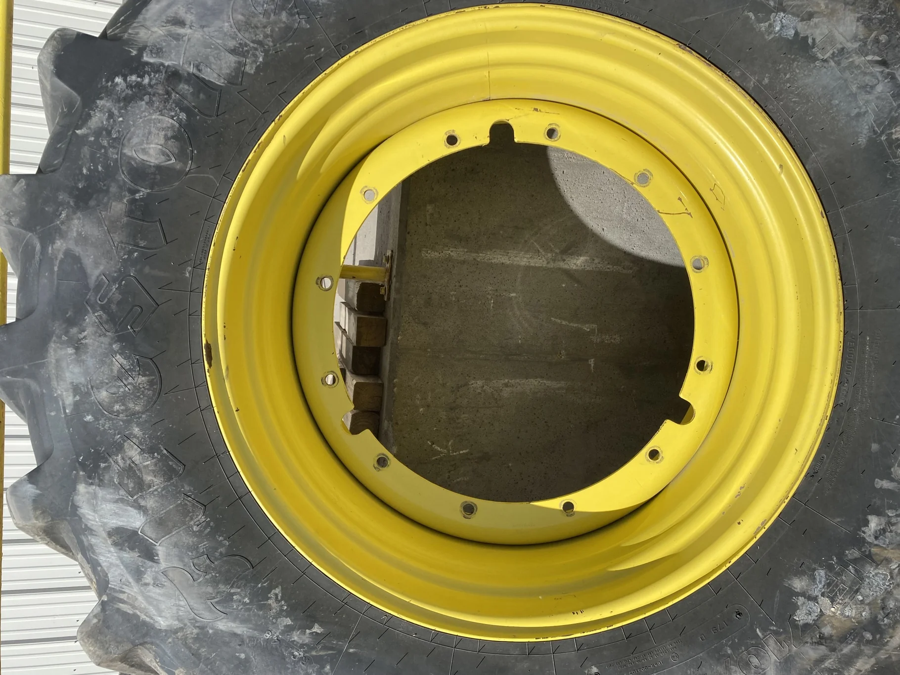 Used 93% IF710/70R42 Firestone Maxi Traction R-1W (179D) TL on a 23 x 42 JD Yellow 12 Bolt (.9 image 4