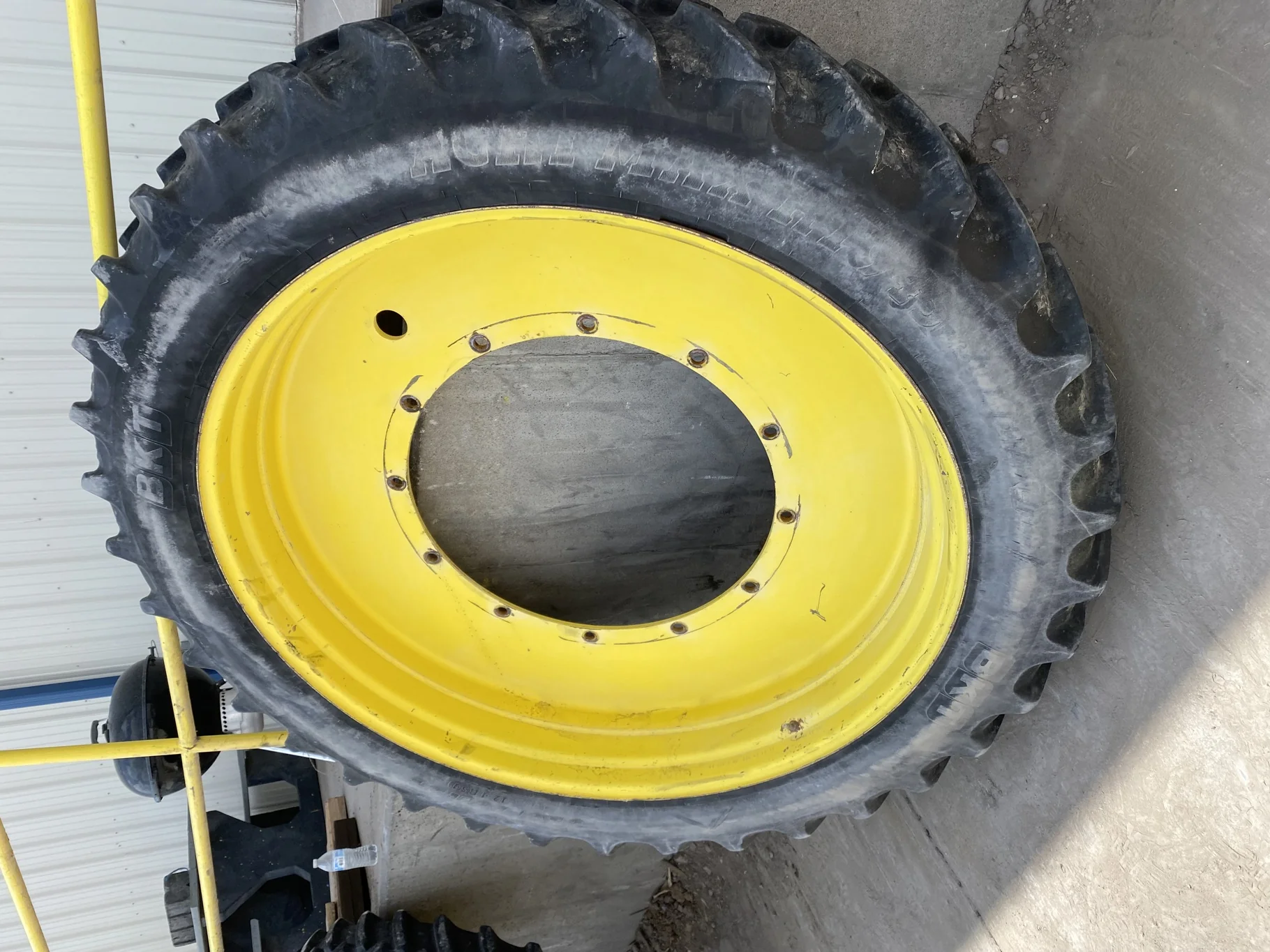 Used 65% 320/90R54 BKT Agrimax RT945 TL on a 10 x 54 JD Yellow 12 Bolt (.937) Stub Disc (12-32