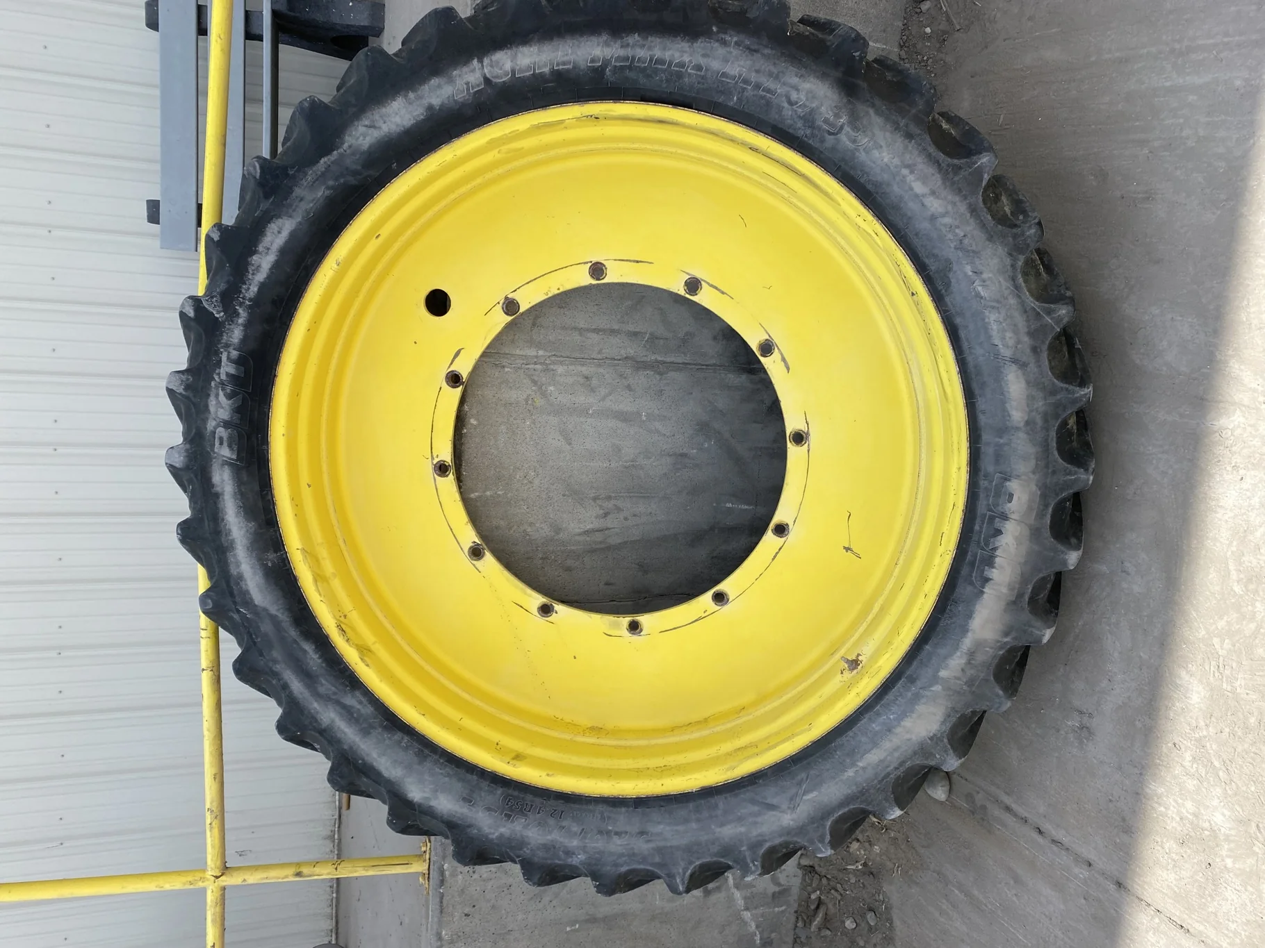 Used 65% 320/90R54 BKT Agrimax RT945 TL on a 10 x 54 JD Yellow 12 Bolt (.937) Stub Disc (12-32 image 2