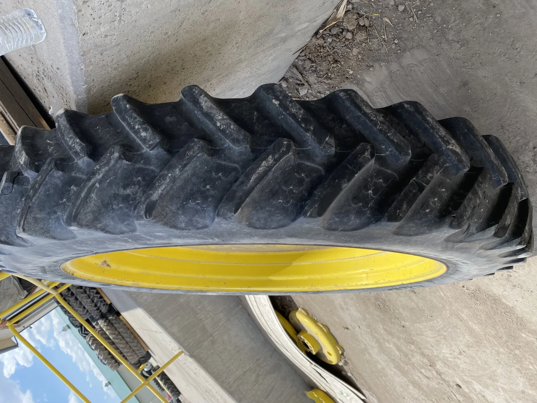 Used 65% 320/90R54 BKT Agrimax RT945 TL on a 10 x 54 JD Yellow 12 Bolt (.937) Stub Disc (12-32 image 3