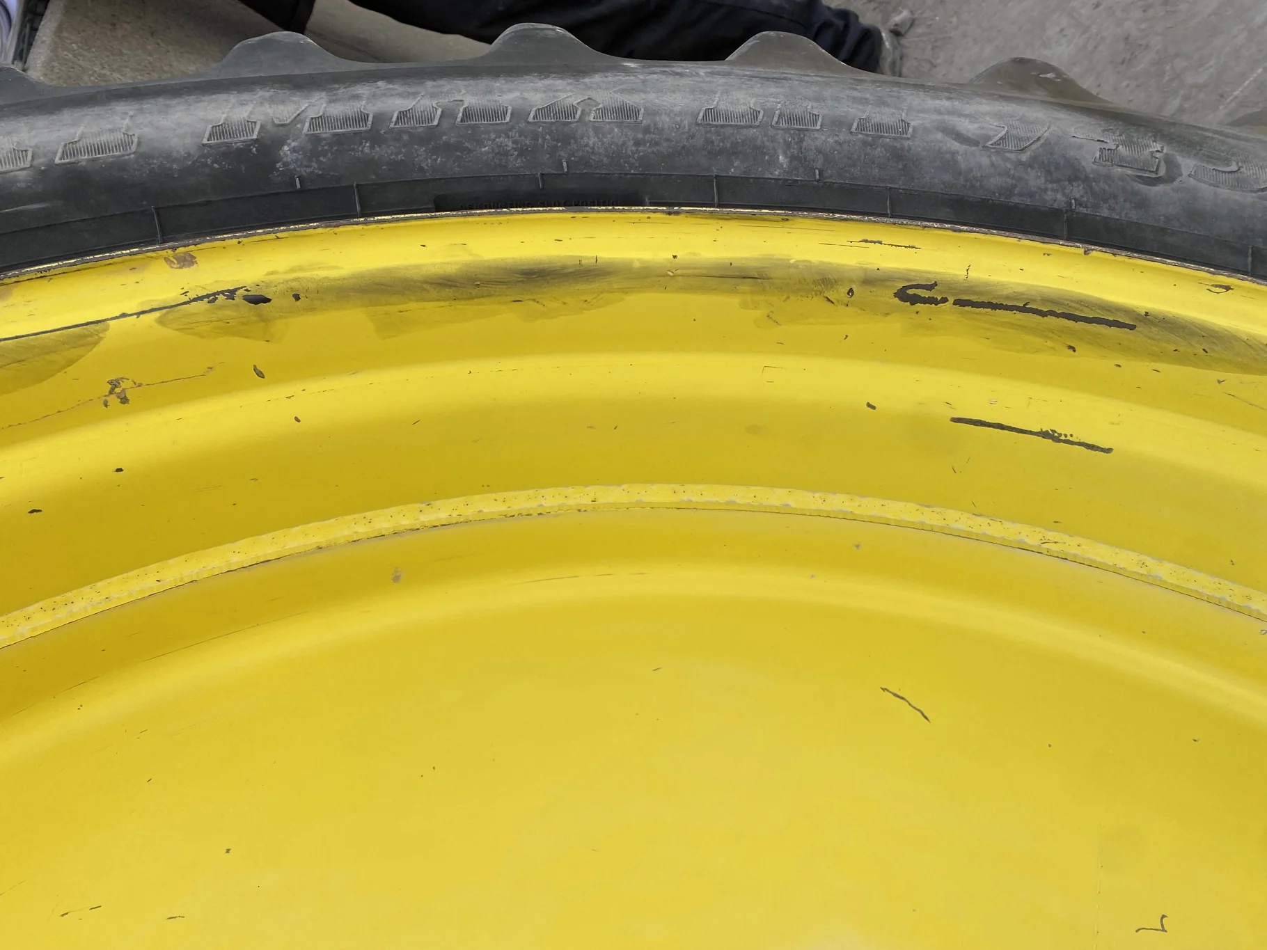 Used 65% 320/90R54 BKT Agrimax RT945 TL on a 10 x 54 JD Yellow 12 Bolt (.937) Stub Disc (12-32 image 7